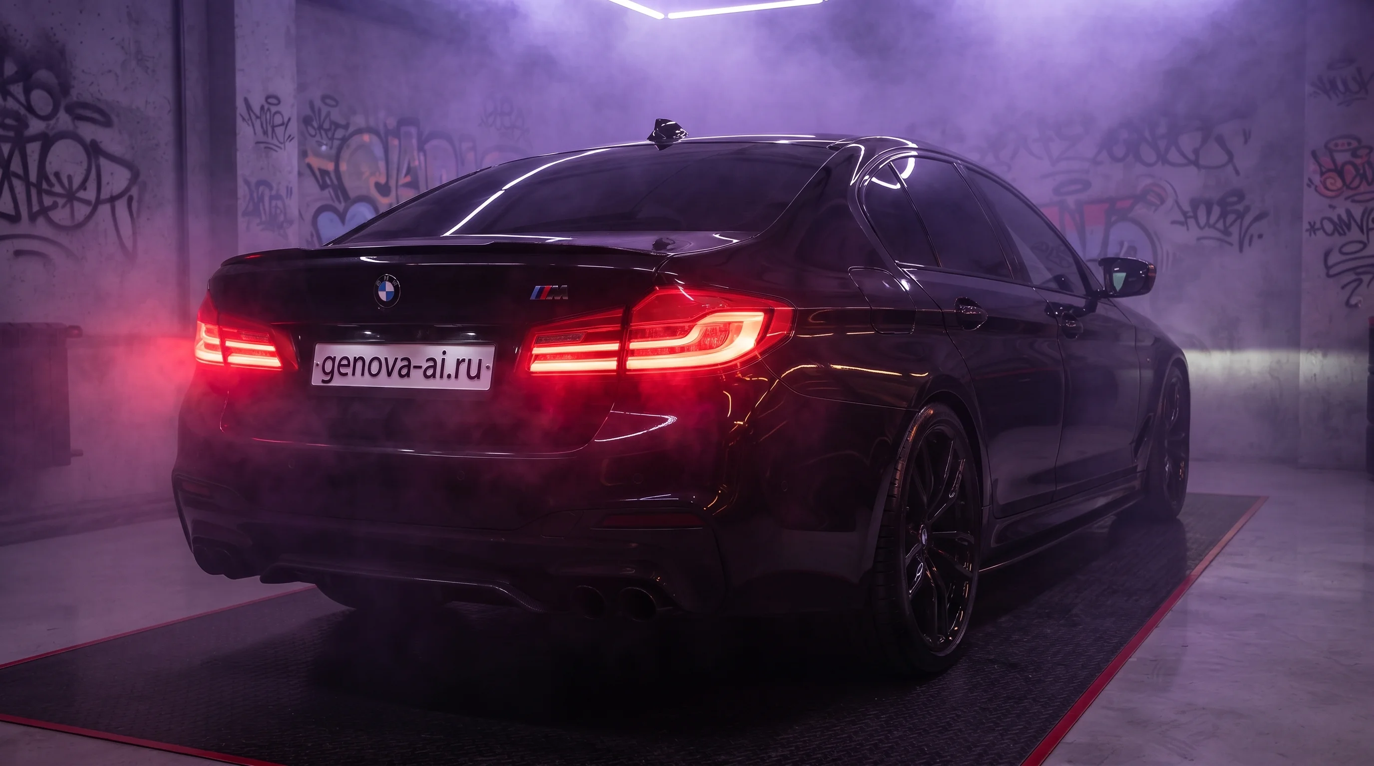 Черная BMW G30 в неоновом гараже — кадр 2